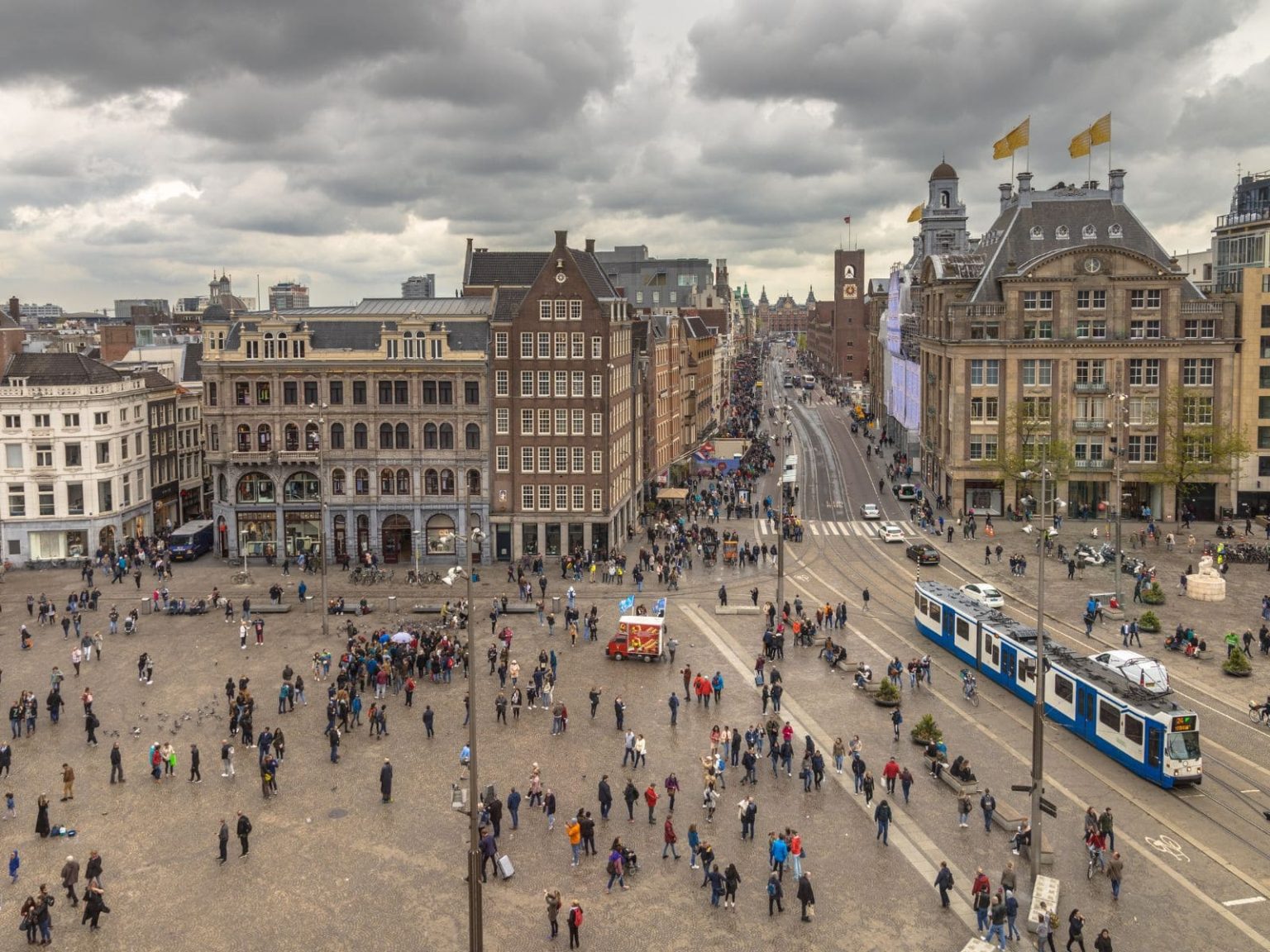 che ora è ad amsterdam